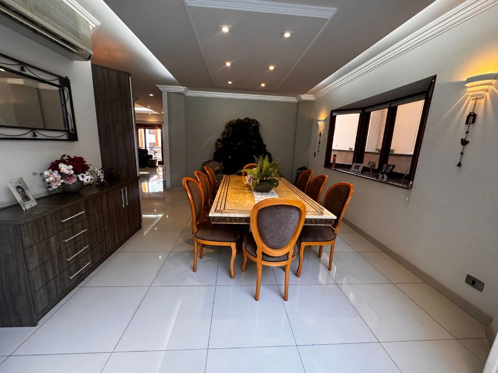 Sala de jantar com mesa para oito lugares